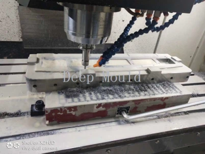 CNC que trabaja a máquina los bloques de acero